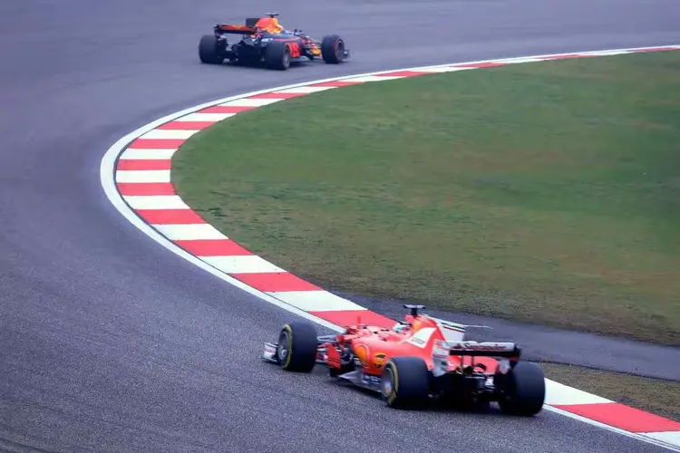 雷诺车队鏖战阿斯顿马丁，佩雷兹扛起全队