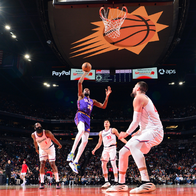 快船逆转四川队，保罗带队取胜