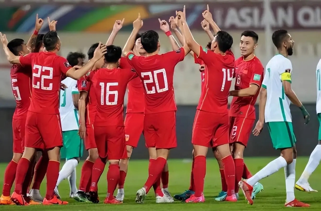 国内足球联赛:激烈的角逐引发球迷热情